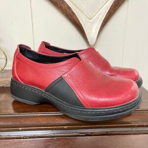 Dansko sz 5.5 (36) Red and Black pebbled leather Women's clogs made in Morocco